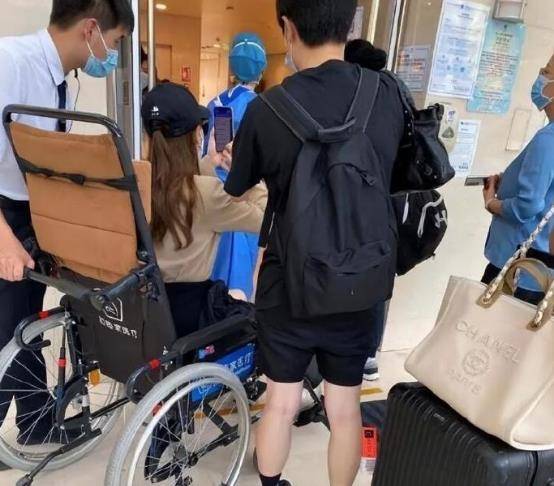 二胎前不慎崴脚,月子期间全程坐轮椅,一个月瘦15斤_孩子_女明星_工作
