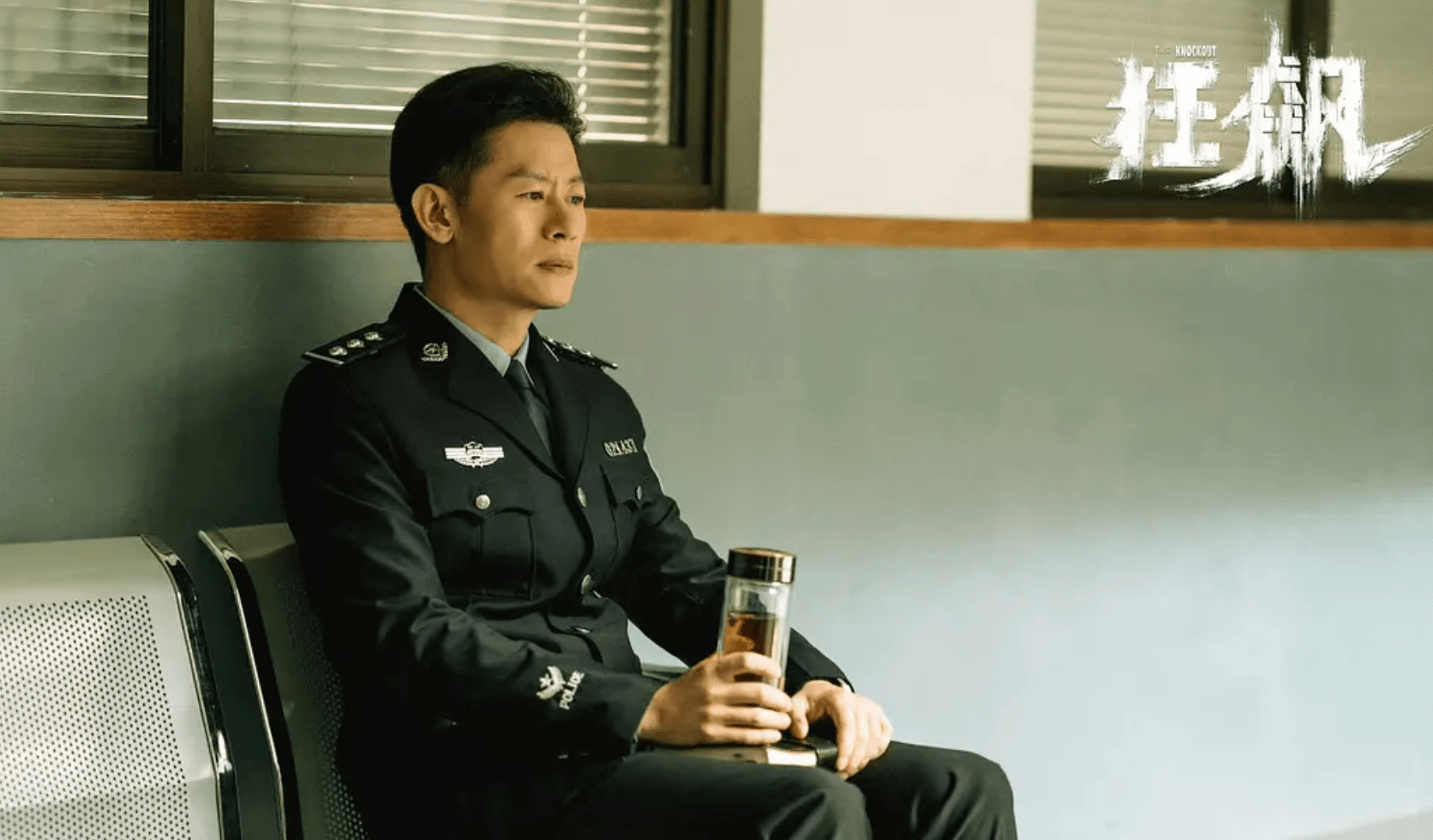 李健:19岁演戏,42岁因《狂飙》走红,娶了初中恋人成好男人_表演_军人