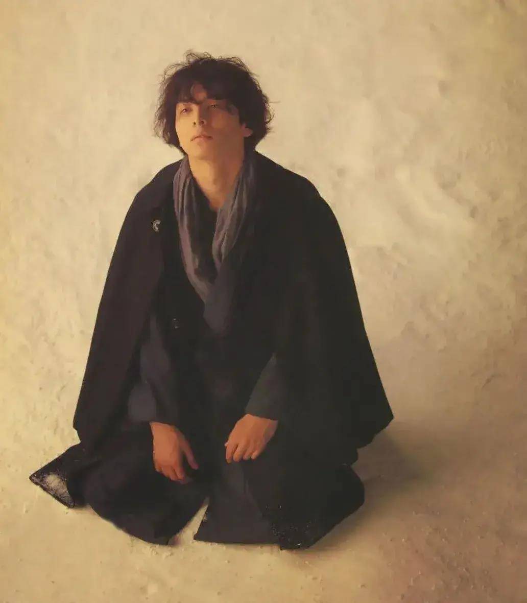 但事实证明 toma 没有让大家失望,他完美还原了大庭叶藏的堕落美,把