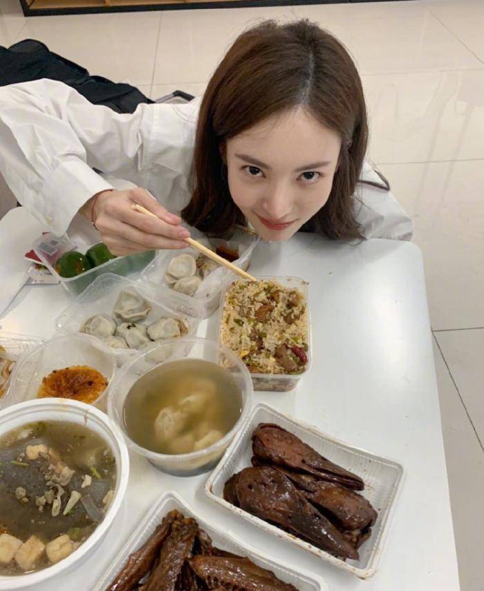 金晨深夜晒照"露马脚",想低调恋爱?