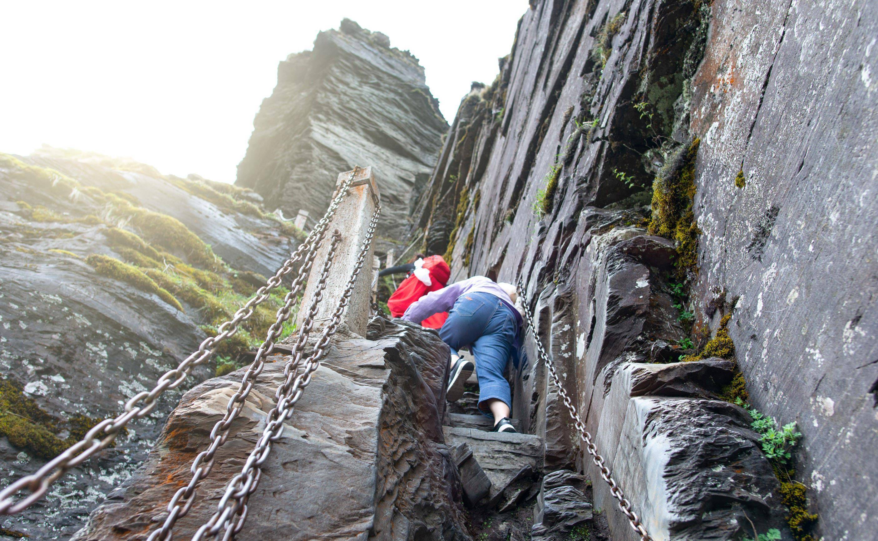 国内最厉害的世遗景点,两所房子悬浮于山巅,常年云雾缭绕_金顶_梵净山