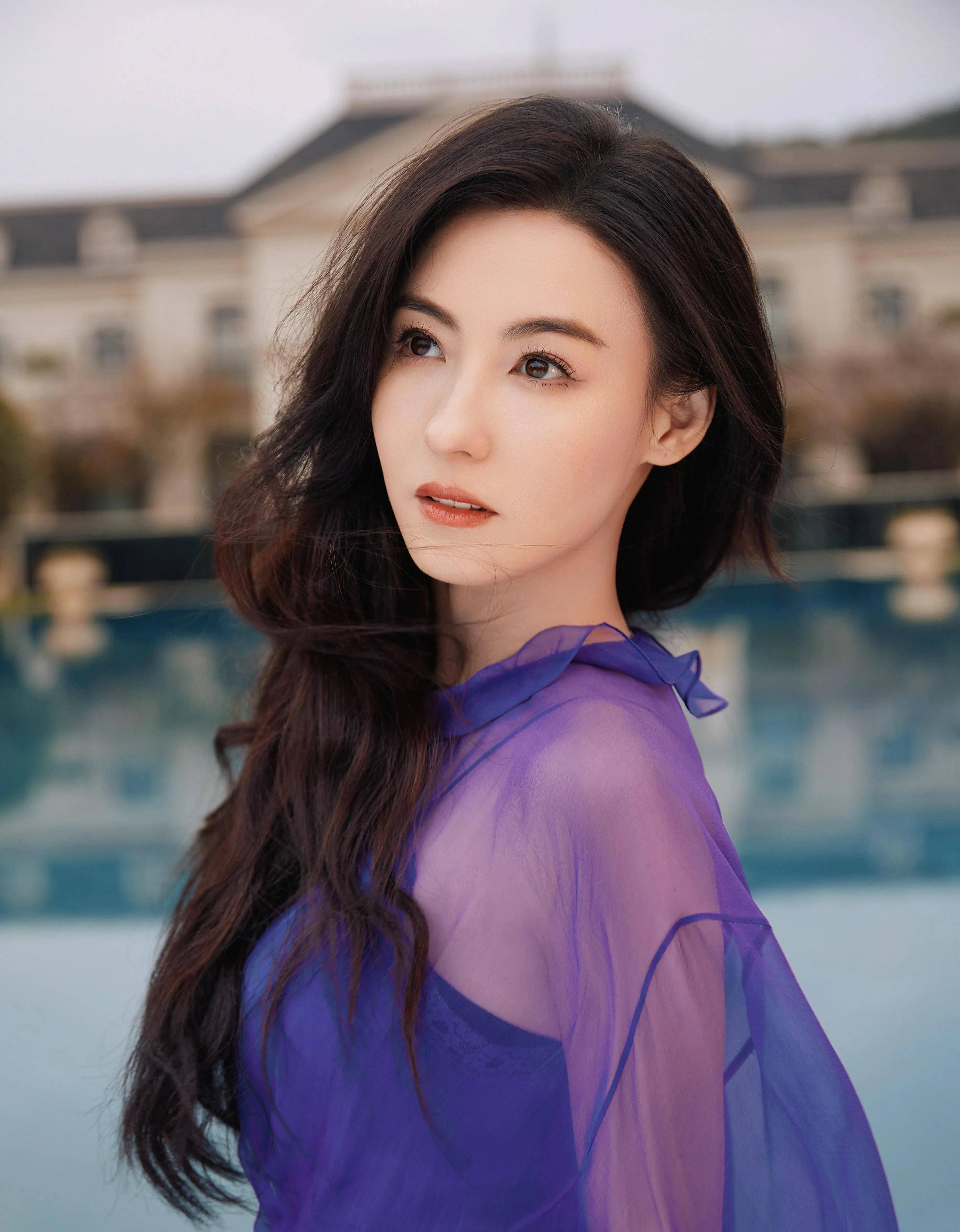 小林青霞晒最新随拍照 穿紫色长裙回眸一笑妩媚动人_卷发_波浪_花园