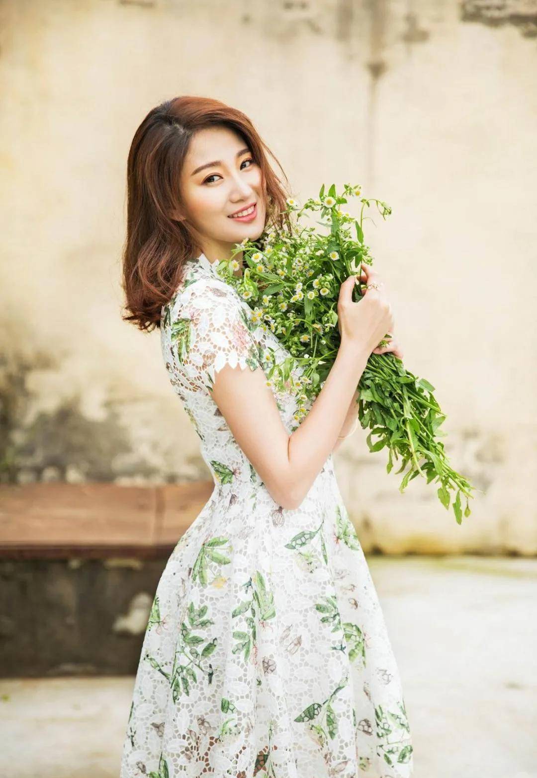 35岁女神侯梦莎,至今无人敢娶!_网友_军人_观众们