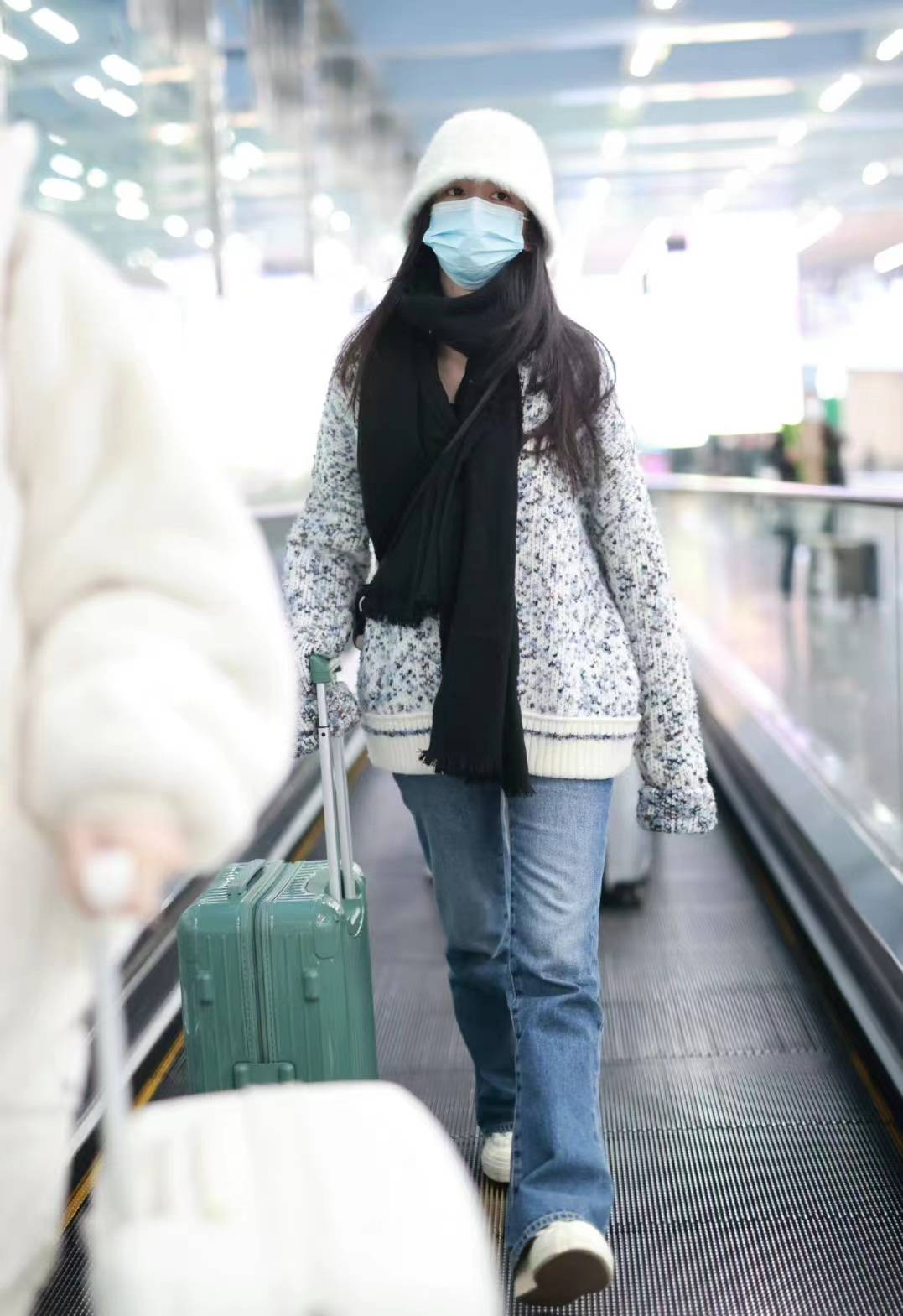 周也穿小香风针织开衫配黑色围巾和牛仔裤,日常休闲