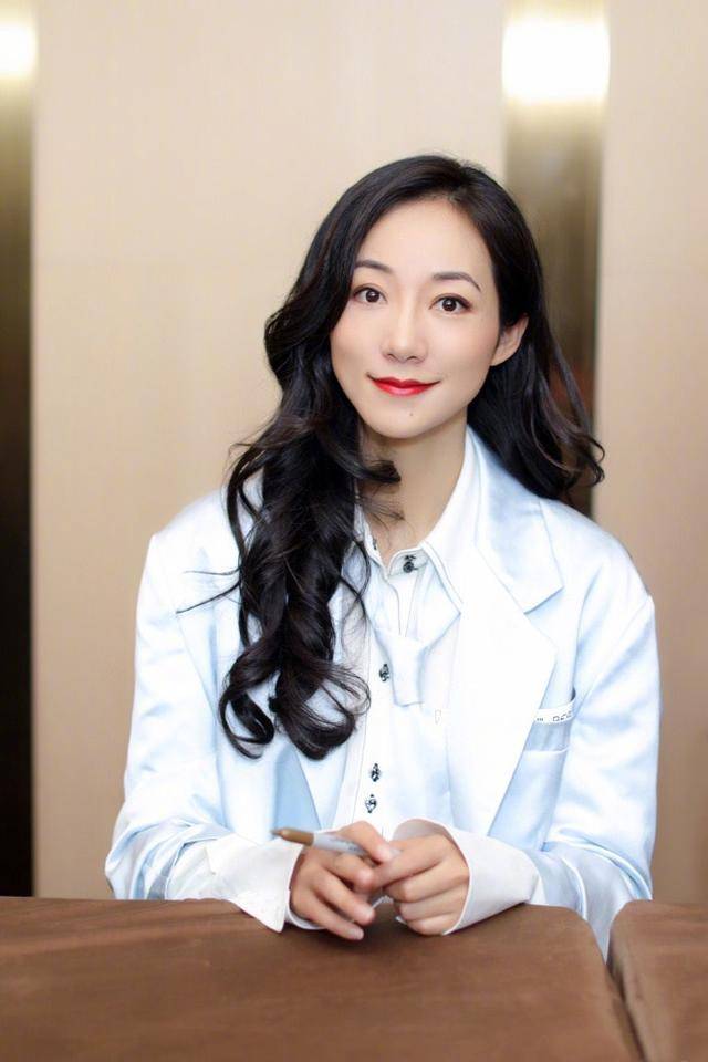 韩雪依然那么美,穿着西装玩起下衣失踪,配长发红唇尽显知性明艳_显得