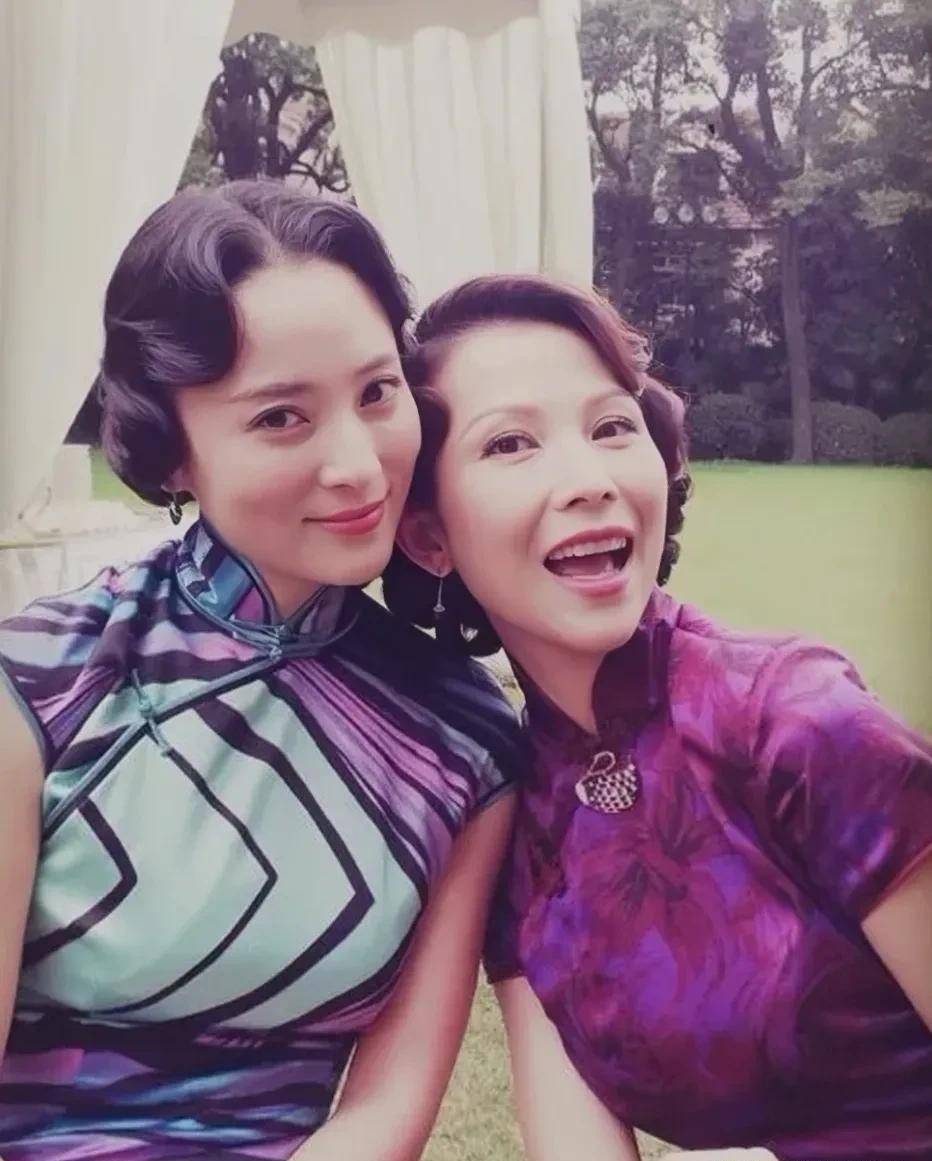 蔡少芬与蒋勤勤脸贴脸合影,胜似亲姐妹,都拍出了小女人的模样_朱茵