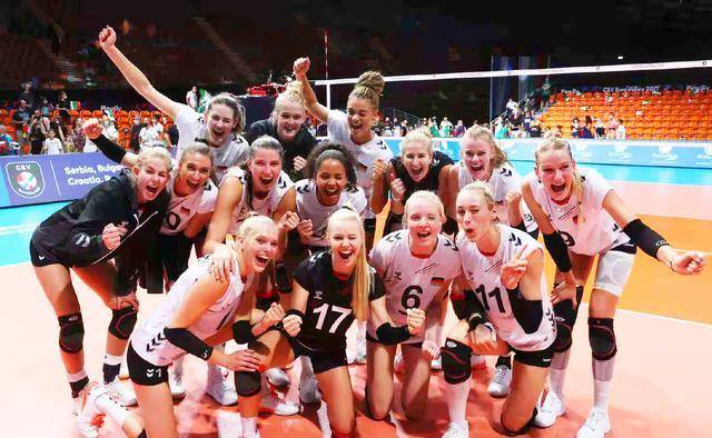 3)从球员状态来看:荷兰女排的接应椰丝退役,年轻接应还没成长起来