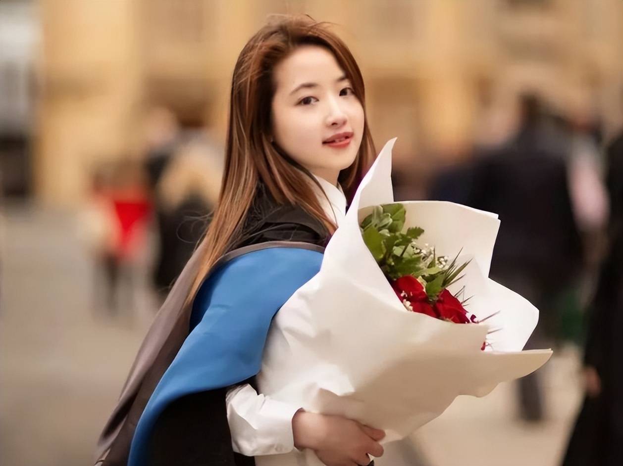 牛津女博士晒毕业照,却被嘲讽是"学术媛"_质疑_女生_印象