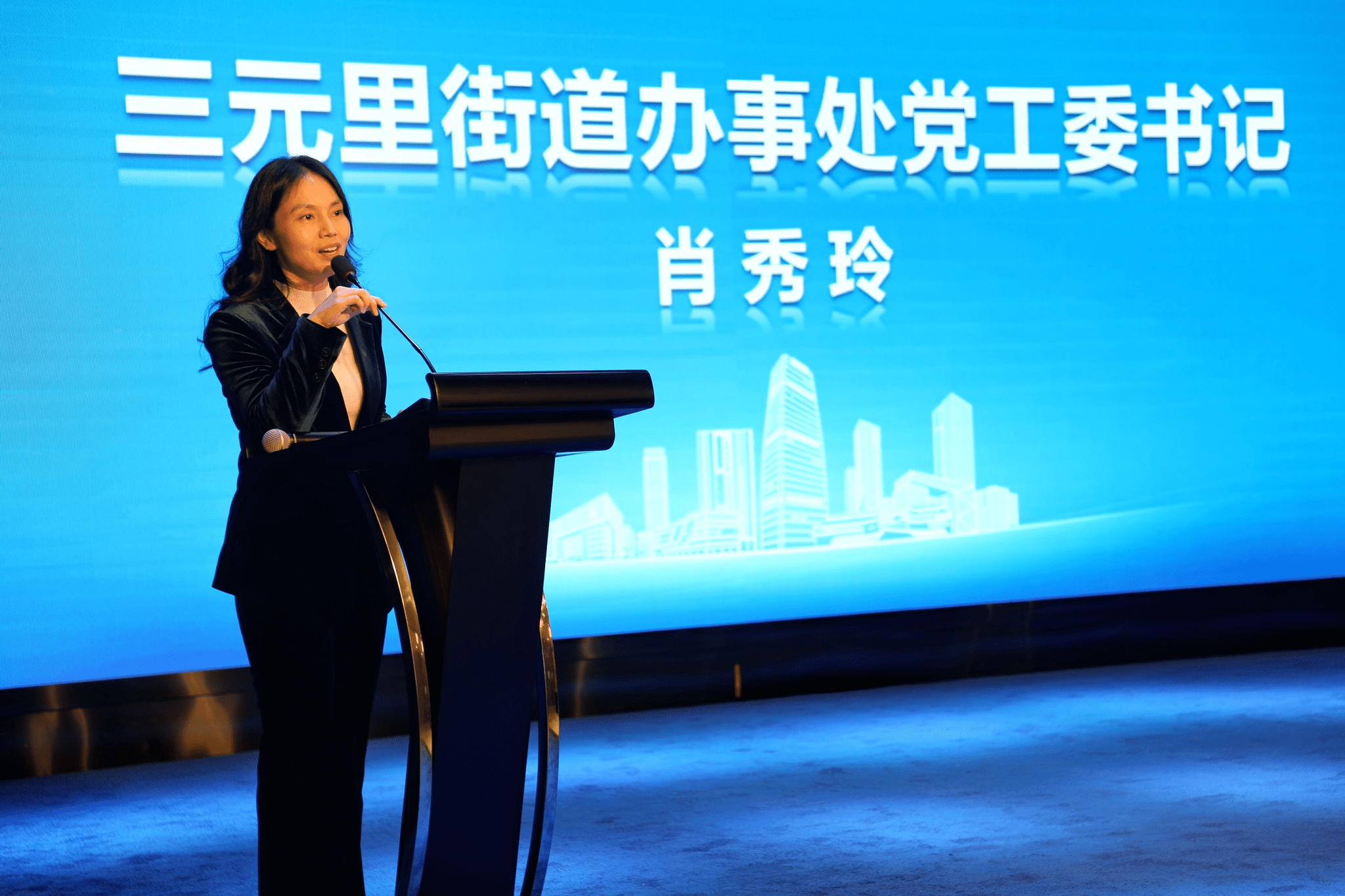 三元里街党工委书记肖秀玲表示,拼经济搞建设的关键