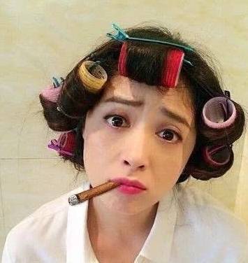 搞笑图片幽默段子笑话:妹子,你这个包租婆打扮,是要去收租吗?
