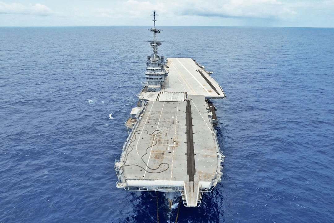 圣保罗号之所以未被拆解,沦为幽灵船,是因为它携带了大量有毒物质,让