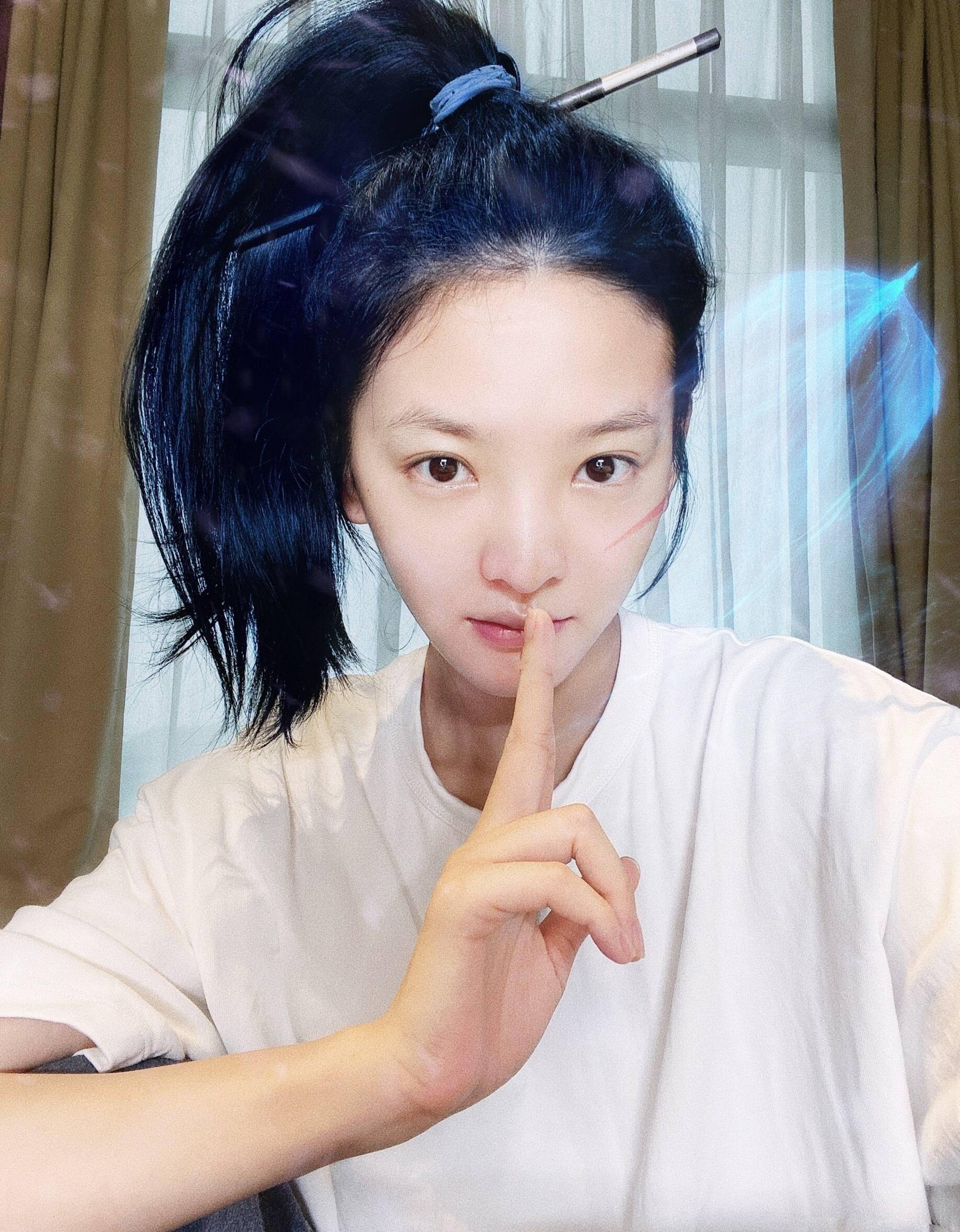 章若楠用马尾当刘海卖萌,对着镜头微笑超可爱,消失的眉毛成亮点_长相