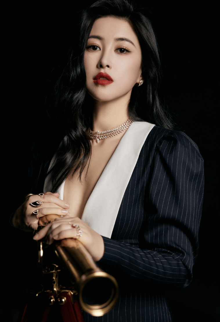 38岁朱珠出席活动,穿深v秀事业线,老公在家和女儿玩亲亲好有爱_王昀佳