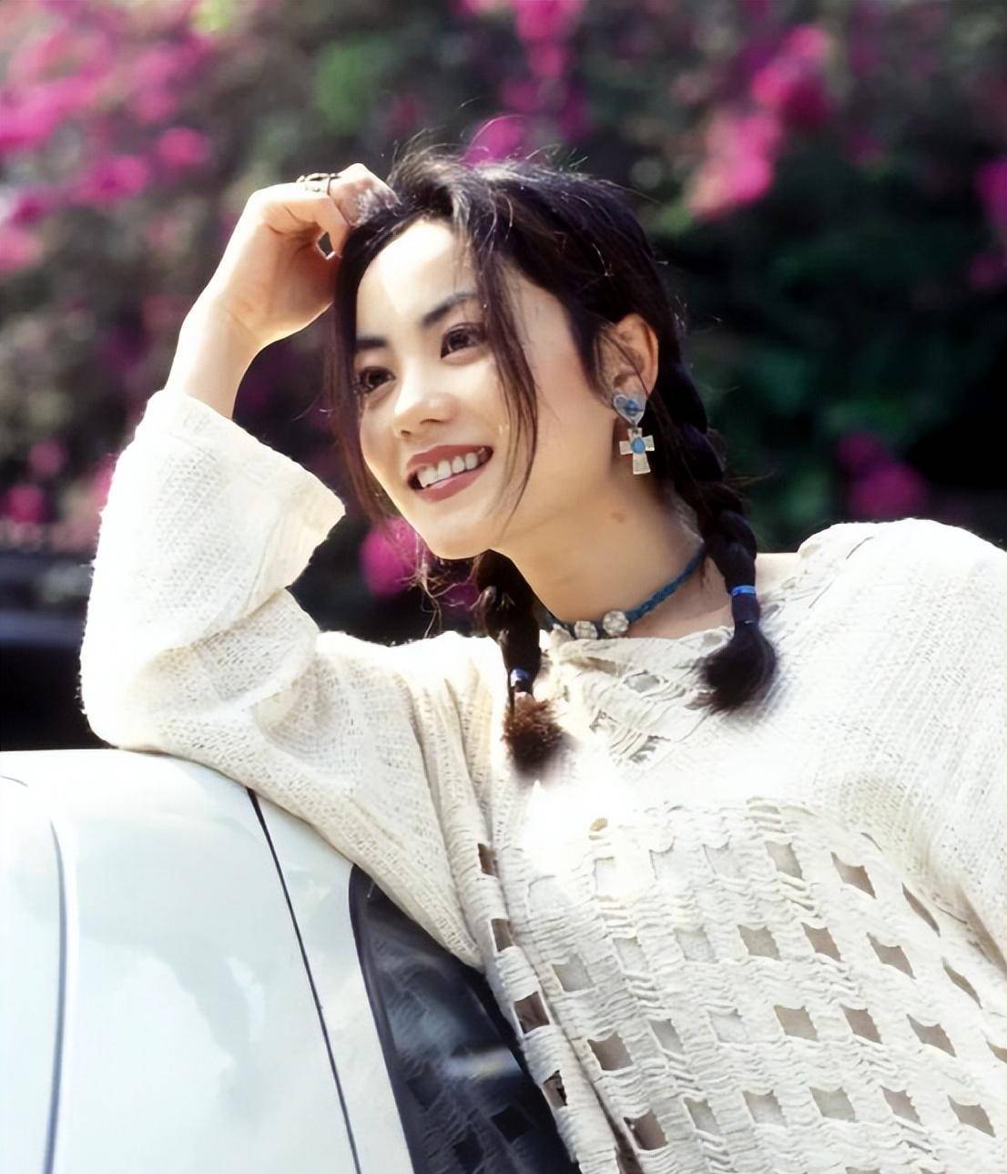 王菲年轻时原来这么美,穿白毛衫配麻花辫美得清纯动人_造型_毛衣_知识