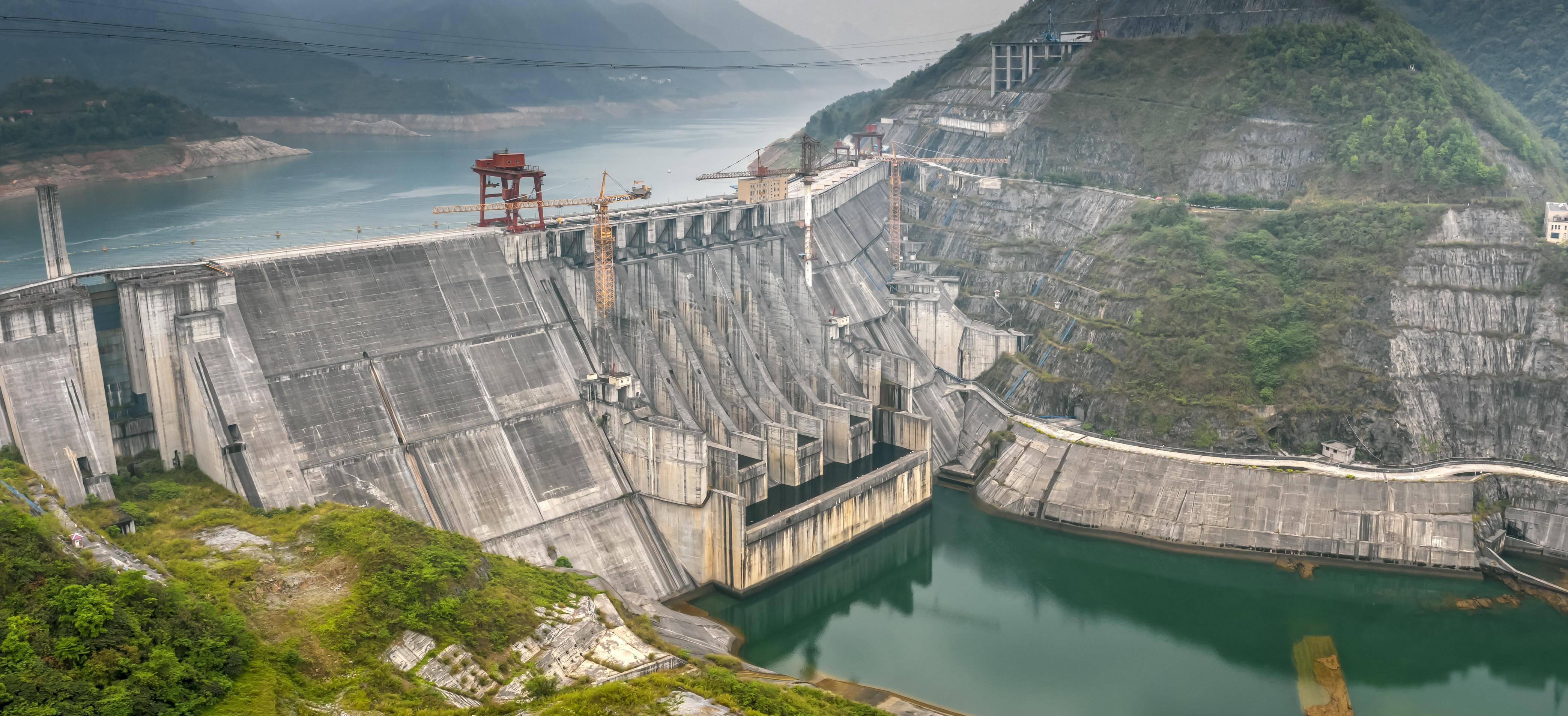 然后你还会发现,这里竟然是仅次于三峡电站的全国第二大水电站-龙滩