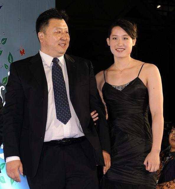 也曾在北京奥运后花费百万给恩师买了一路虎豪车,现如今结婚4年的