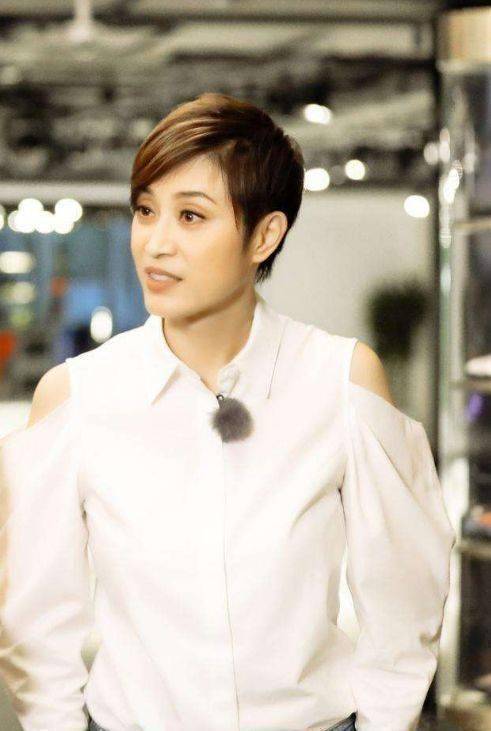 曾与周慧敏老公相恋4年,被伪富豪欺骗,如今52岁依旧憧憬真爱_陈法蓉