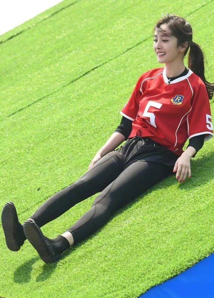 杨幂穿红色运动服现身,竟然还能秀一把身材,不愧是我幂姐_女性_一身