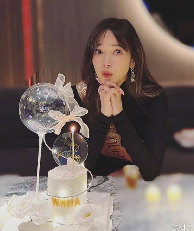 组图:侯佩岑晒照庆祝44岁生日对着蛋糕许愿笑容灿烂幸福满溢_娱乐