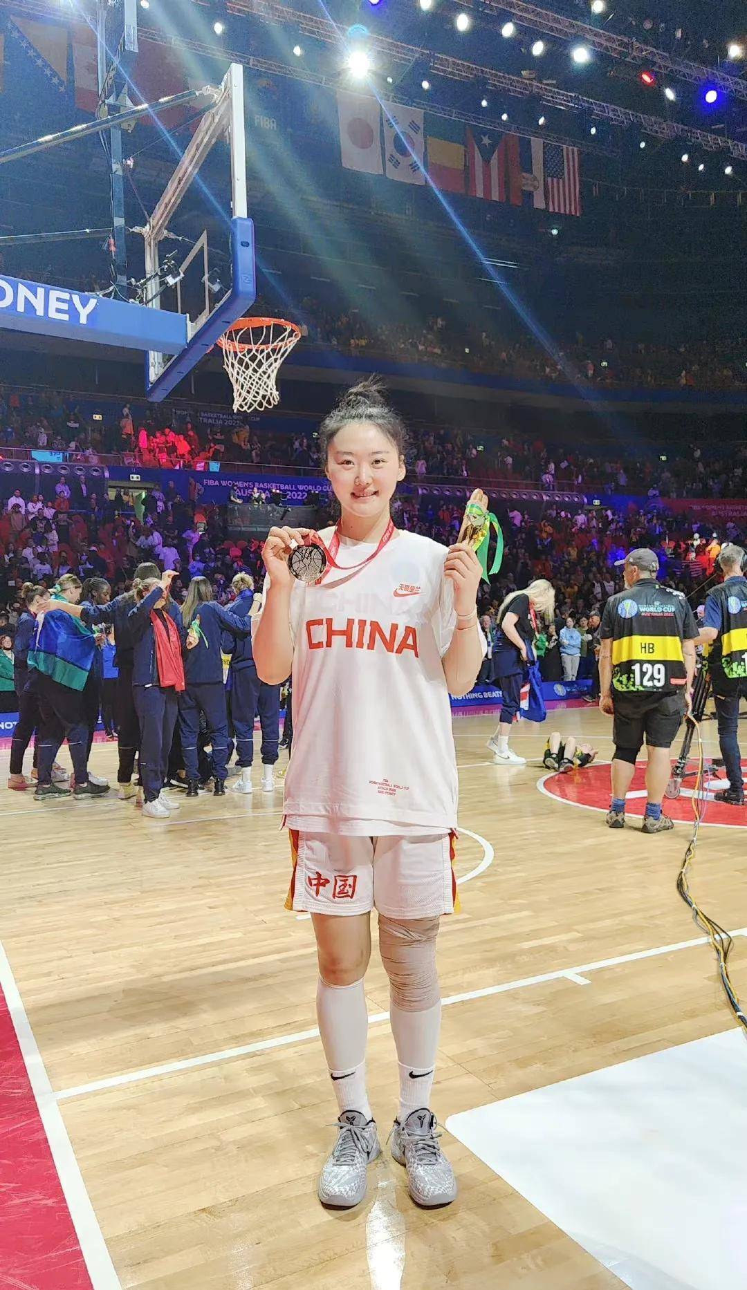 当中国女篮的运动员们在场上不能得分的时候,是武桐桐一个人扛起了