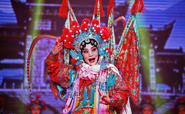 豫剧演员小香玉摇头晃脑眯眯眼,常香玉大师演唱也未如此啊_艺术_传承