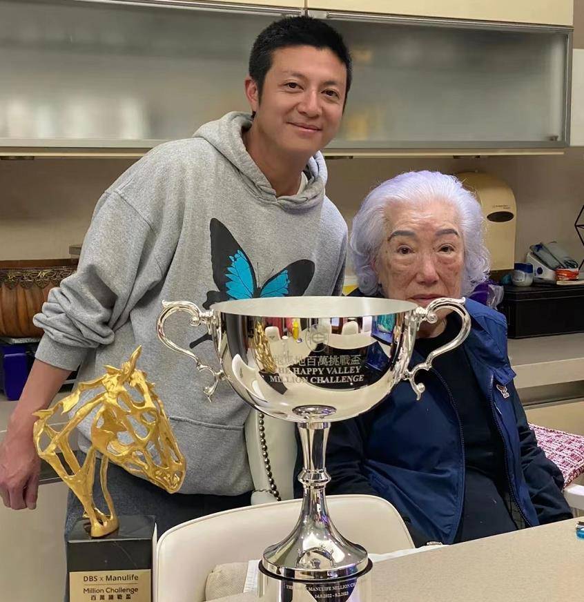 林建岳98岁老母爱驹夺冠,谢玲玲发文祝贺,离婚后与婆婆亲如母女_宝珠