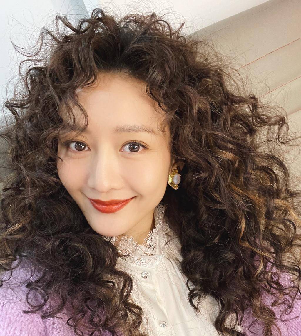 王鸥也太大胆了吧,都奔四的年纪了,还敢梳这么可爱的羊毛卷_效果_发型