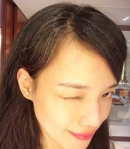 胡杏儿:离开黄宗泽结婚后,四年三胎,满头白发的她经历了什么?