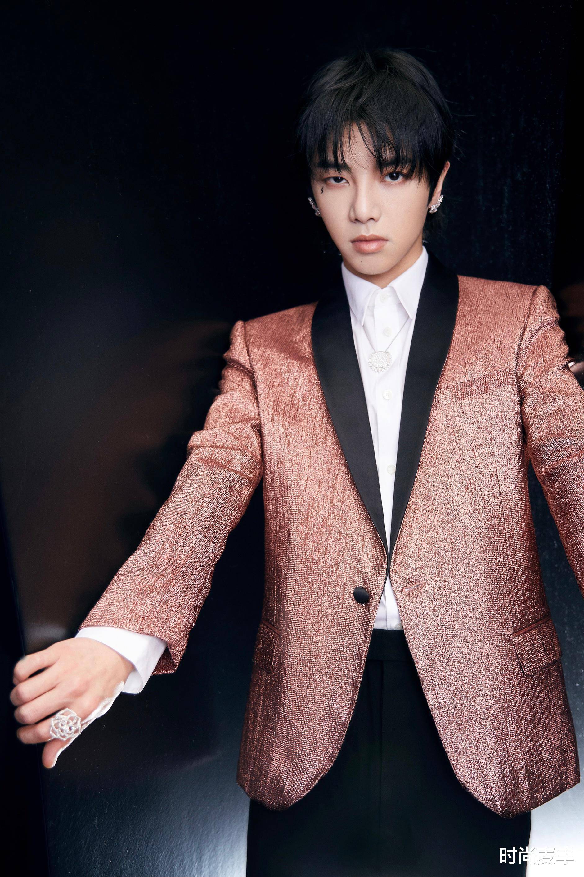 华晨宇事业不受私生活影响,拿下品牌全球代言人,摇滚范儿洒脱_黑色_张