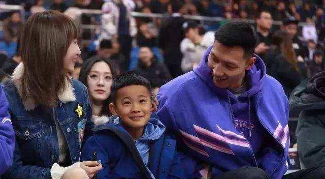 杜锋的新娘马晨菲曾经是一名游泳运动员,她还是国家举摔柔中心主任