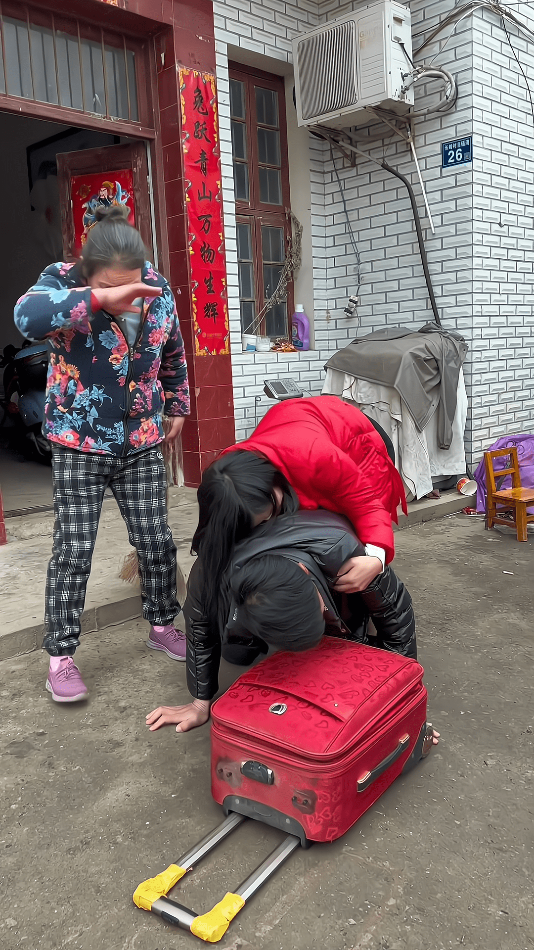 男子把妻子和孩子赶出家门被母亲教训,妻子感到心疼,愿替他受过_儿子