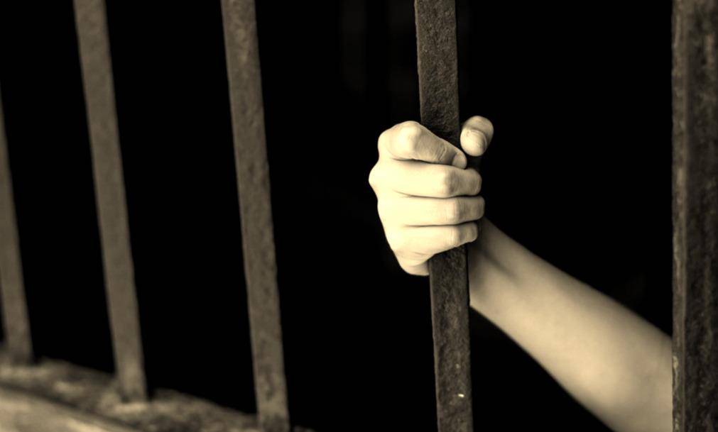 无意中,道伦发现被关押的牢笼中还有其他的战友,同样经受过特种培训的