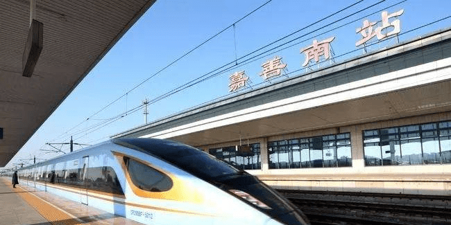乘坐高铁约18分钟直达上海虹桥;距离嘉善南站约13km,乘坐高铁约23分钟