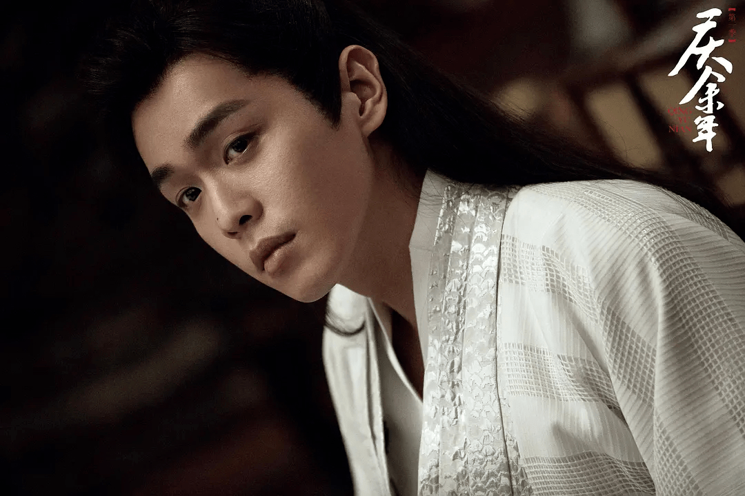 张若昀新剧演技拉胯,挤眉弄眼演成"傻子",老戏骨抬轿都没用_大明