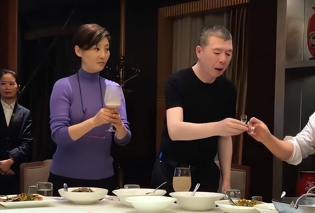 许凡素颜黑衣像个小老太婆,看起来比老公还老_显得_场合_效果