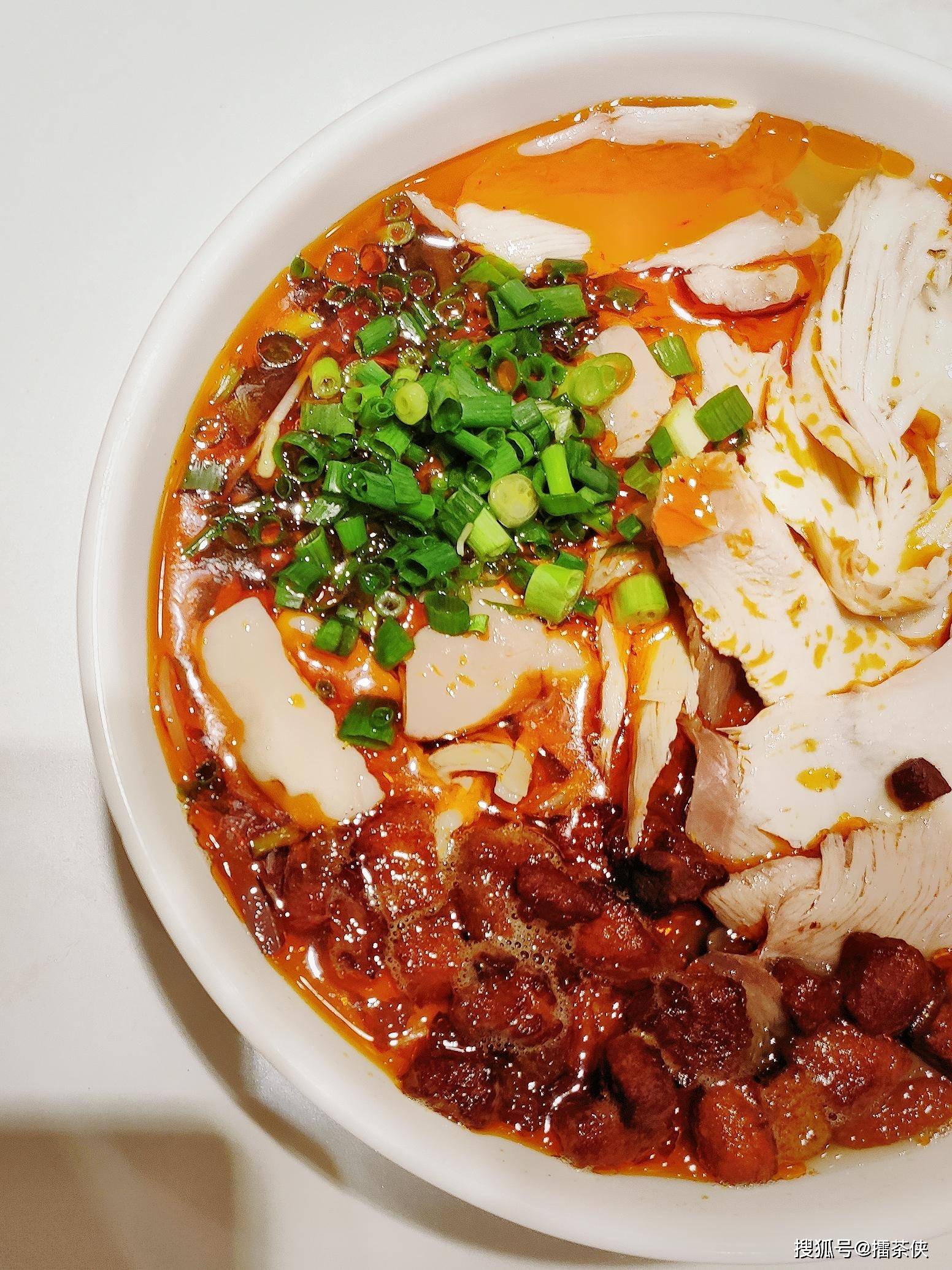 酱紫的脆哨,白绿的豆芽,六味合一地上演了一碗热气腾腾的肠旺面