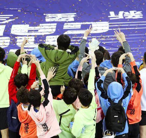 r1se蹦起来比手势上热搜了?到底是怎么回事?_周震_晚八点_作品