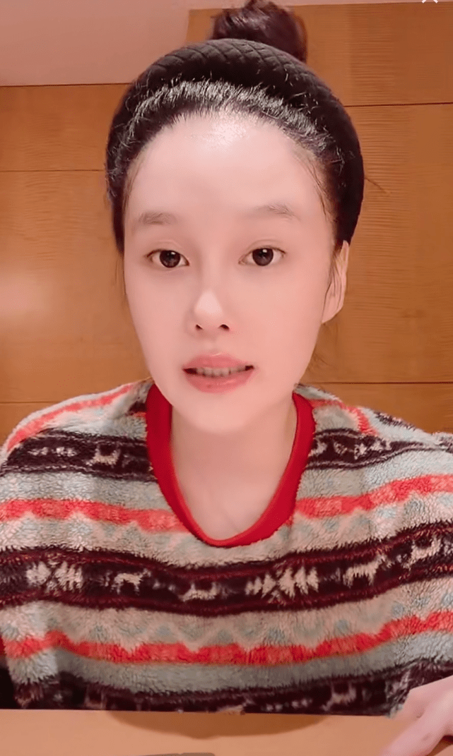 赵本山女儿球球提前公开结婚证照片,获赞超有夫妻相