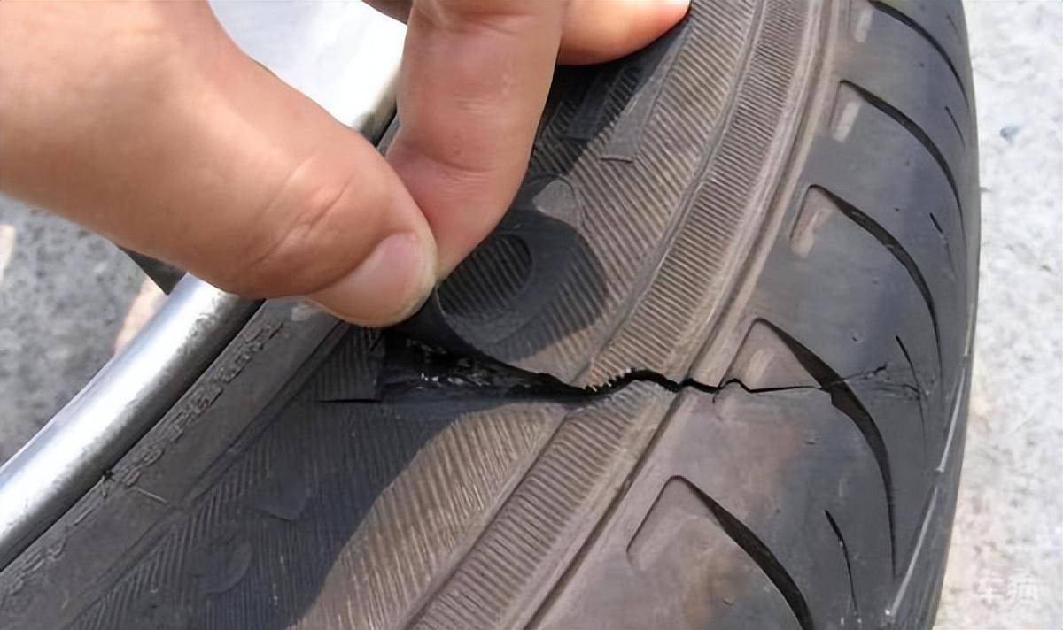 轮胎,建议大家最好直接更换,比如胎侧受伤并且可以明显看到白色的帘线