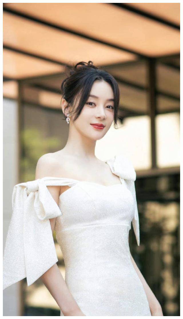明星写真:袁姗姗白色低胸长裙时尚艺术照,肤白胜雪大秀性感美背_蝴蝶