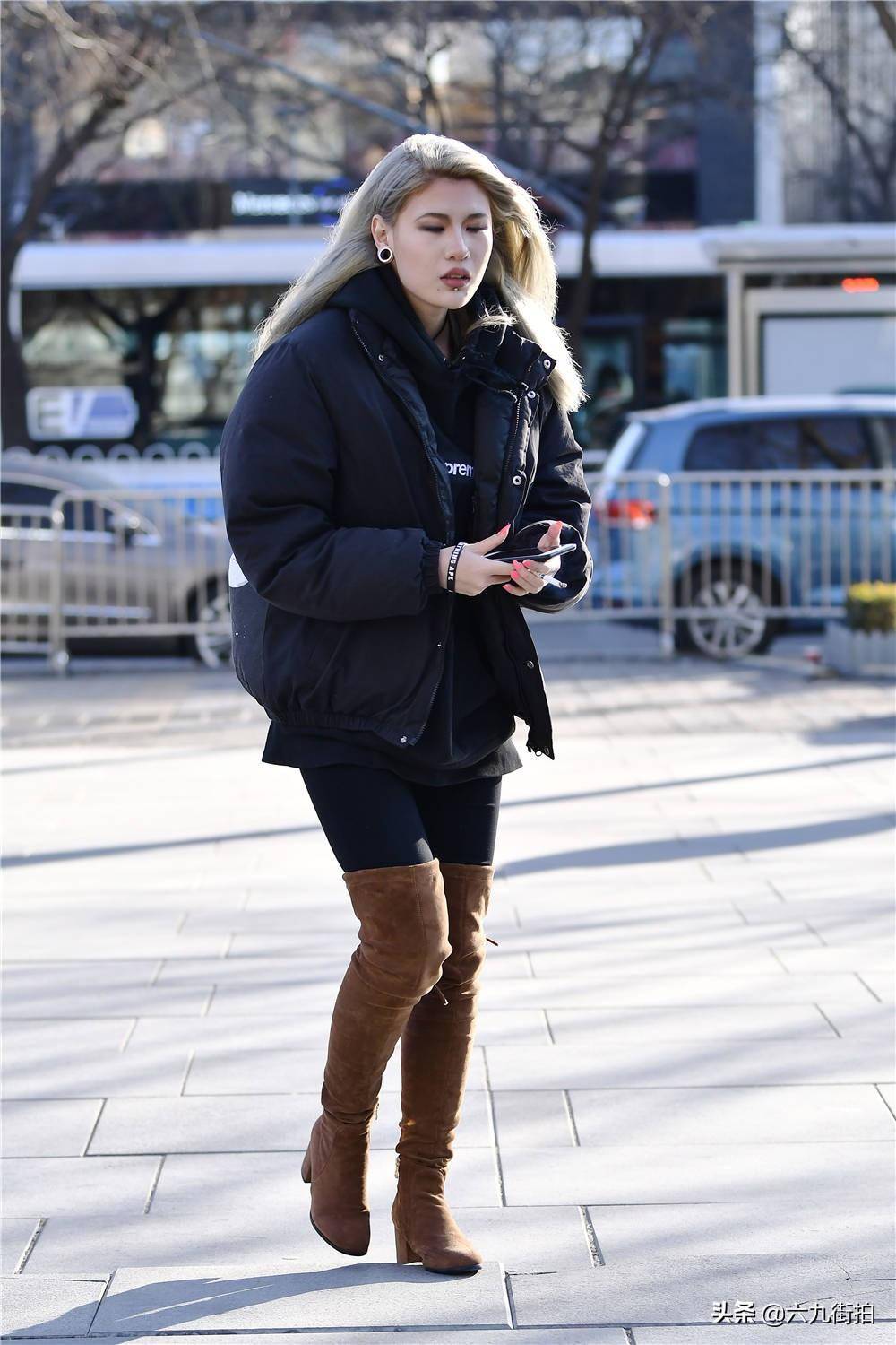 棕色粗跟过膝长靴,搭配羽绒服,欧美妆容,更有立体感_美女_款式_效果