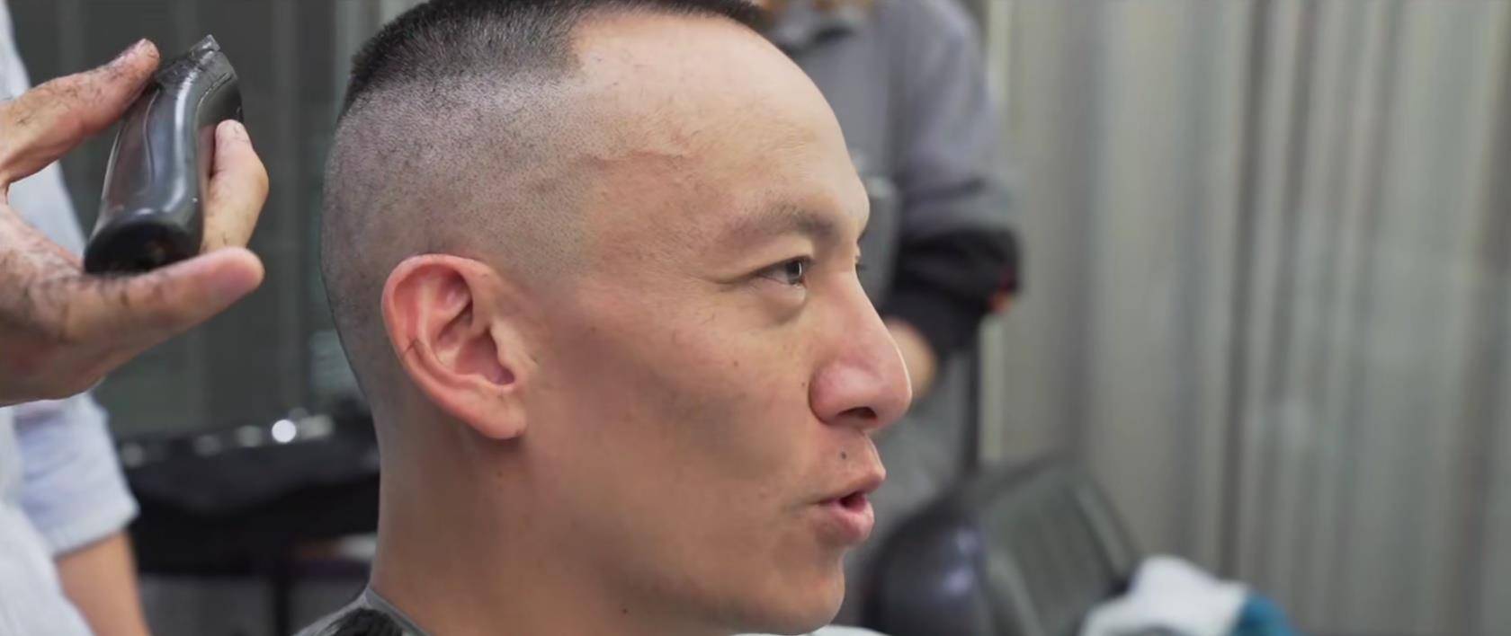 张钧甯揭秘齐耳短发来历,自己上手剪头发,酷帅模样堪称女版郭富城