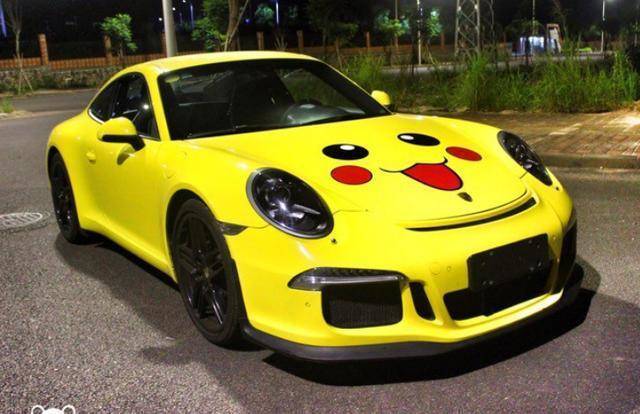 这辆黄色的保时捷911本就十分的亮眼,但是车主却仍旧不满足.