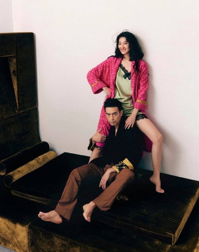 名模王诗晴晒与老公亲密写真,男方穿着传统保守,女方大胆出镜_纪焕博