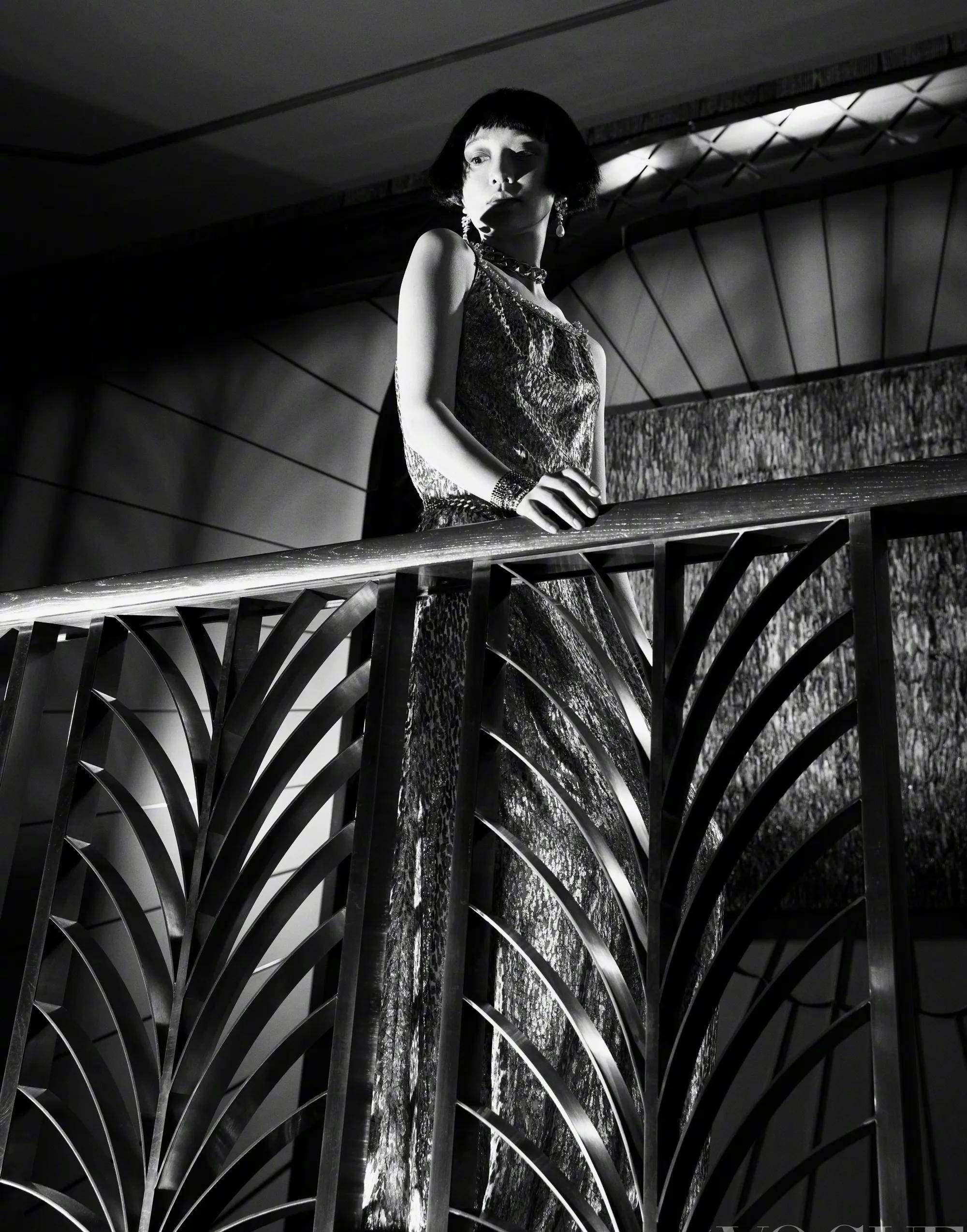 周迅十登vogue封面 穿吊带深v慵懒随性演绎20年代复古大片 风情妩媚