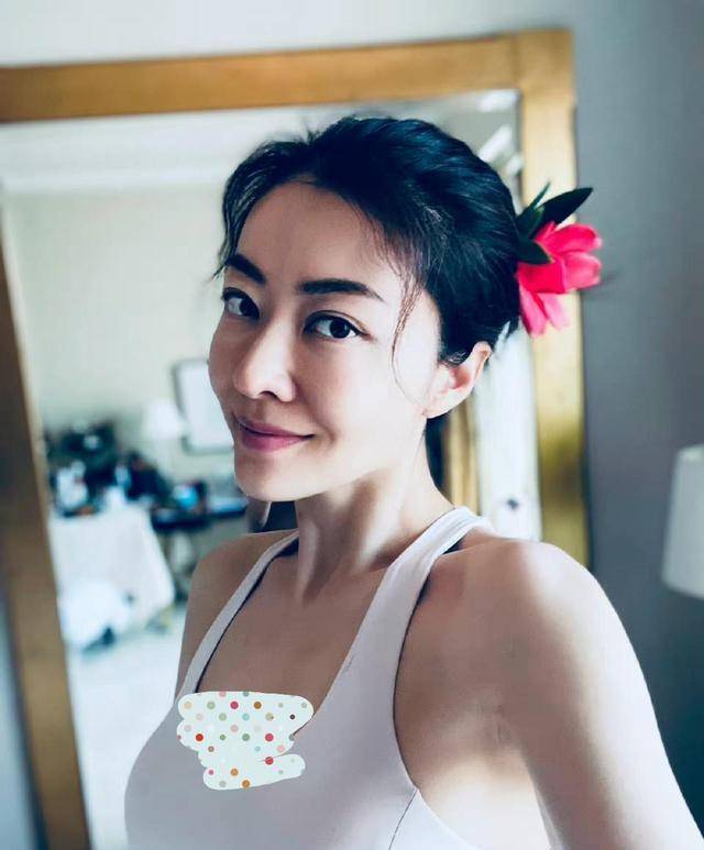 熊黛林晒出情人节素颜照,手捧玫瑰心情大好,网友感叹:你真是老了_女神