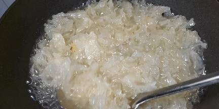 一朵银耳一道美味，简单一拌，加小米辣和葱花点缀，色香味俱佳(图9)