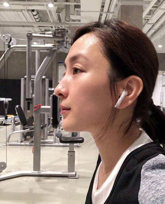 马苏晒素颜自拍照汗水抢眼,打卡健身第十天,自称想当选美冠军_减肥