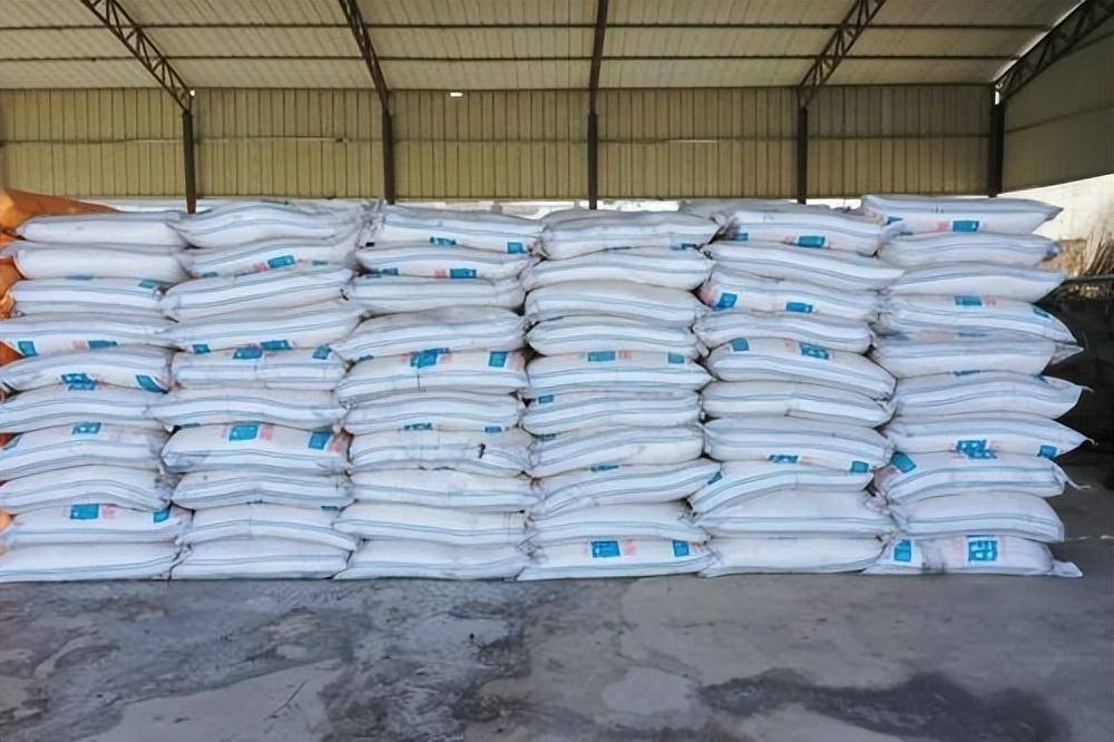 在府谷县供销社的农资仓库里,各类化肥摆放整齐,货量充足.