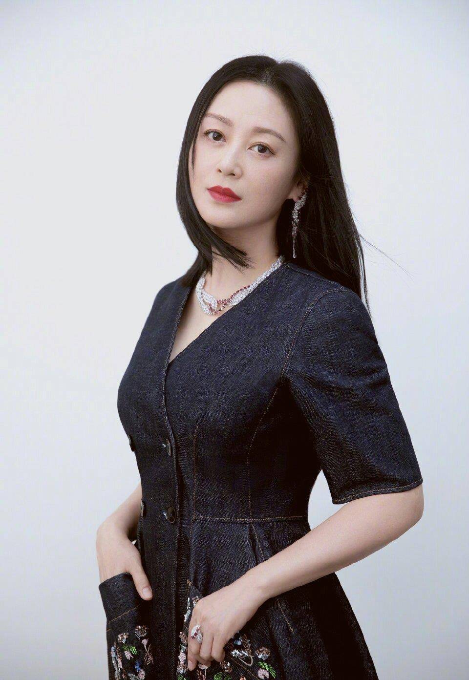 51岁陈红气场真强大,只是简单坐着,都让人不敢直视_时尚_黑色_自然